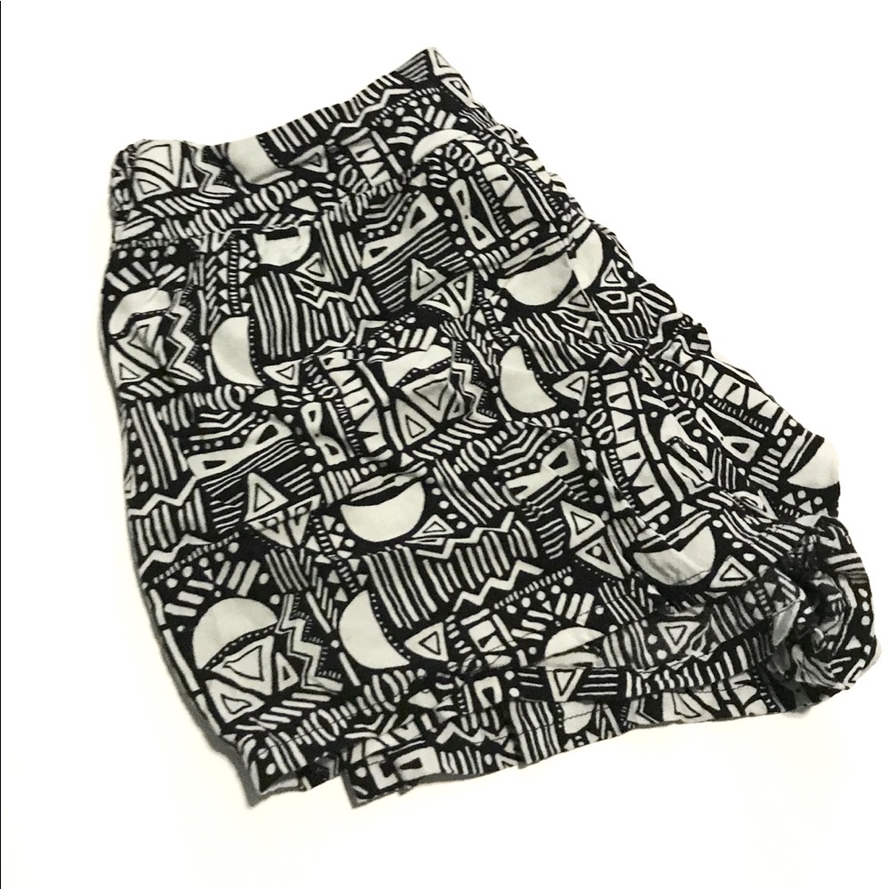 🎲EUC🎲 Vintage BW Tribal Print Shorts